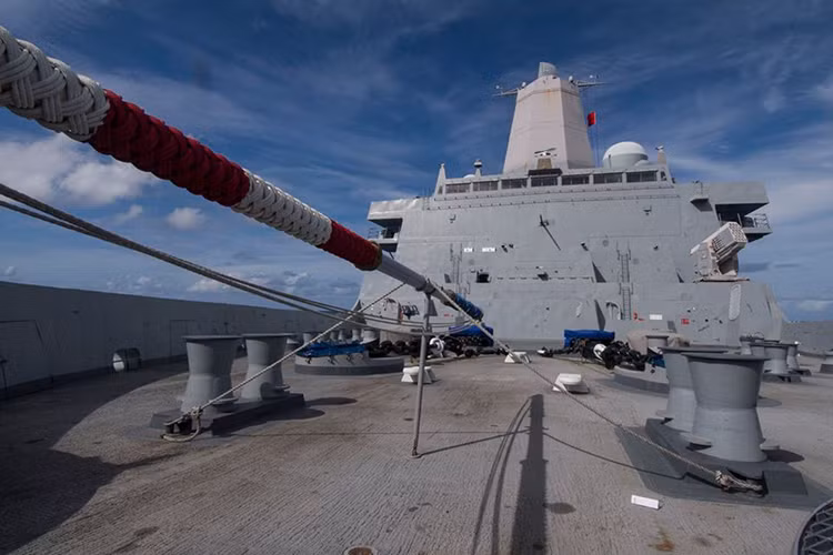 Sau chặng dừng tại Cảng Quốc tế Cam Ranh, tàu USS San Diego sẽ tiếp tục hoạt động huấn luyện của mình cùng với các nhóm tàu chiến khác thuộc Hạm đội 7 Hải quân Mỹ. Được biết, USS San Diego rời cảng nhà tại San Diego hồi đầu tháng 7 vừa rồi, lên đường tham gia hoạt động huấn luyện trên biển của Hạm đội 7 ở khu vực Ấn Độ Dương - Châu Á - Thái Bình Dương dự kiến sẽ kéo dài trong nhiều tháng tới. Nguồn ảnh: Hải quân Mỹ.