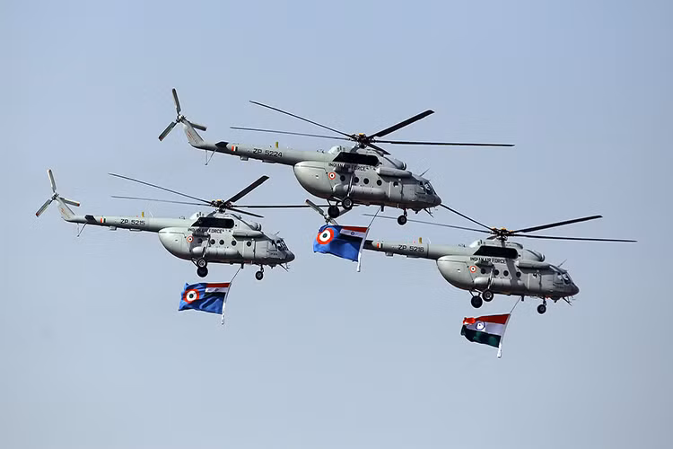 Bù lại sự thiếu hụt của phi đội chiến đấu cơ, bộ binh Ấn Độ vẫn có thể đặt hy vọng vào phi đội trực thăng vũ trang nhưng nó cũng ở mức giới hạn nào đó. Khi Ấn Độ có khoảng 1.000 đơn vị trực thăng vũ trang các loại chủ yếu là do Nga sản xuất, đây sẽ là lực lượng hổ trợ nòng cốt cho các chiến dịch không vận của Không quân Ấn Độ. Nguồn ảnh: Dawn.com.