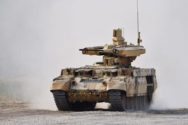 Khái niệm xe chiến đấu hổ trợ tăng BMPT là một định nghĩa quân sự hoàn toàn mới trên thế giới, tuy nhiên nó lại có xuất phát điểm từ thời Liên Xô và được Nga hiện thực hóa trong giai đoạn từ giữa năm 1990 cho tới nay. Hiện tại BMPT là sự bổ sung tuyệt vời cho các đơn vị bộ binh cơ giới Nga, khi nó giúp lấp đầy các khoảng trống hỏa lực giữa xe tăng chiến đấu chủ lực và xe chiến đấu bộ binh trên chiến trường. Nguồn ảnh: life.ru.