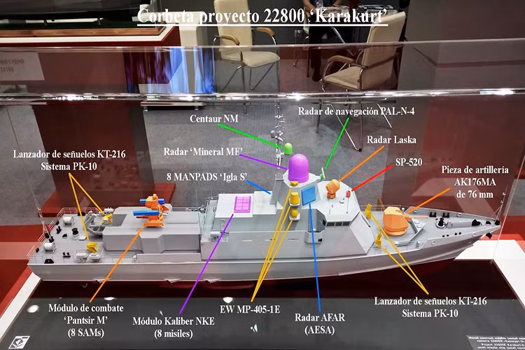 Có một điều đáng tiếc nữa trên chiếc Karakurt đầu tiên là chưa thấy sự xuất hiện của tổ hợp radar mảng pha trên thượng tầng chính của tàu và hiện tại nó chỉ mới được trang bị sẵn hệ thống radar “Mineral ME” và “Centaur NM”. Nhiều khả năng trong thời gian sắp tới các tổ hợp điện tử còn thiếu sẽ được bổ sung sau. Nguồn ảnh: bmpd.livejournal.