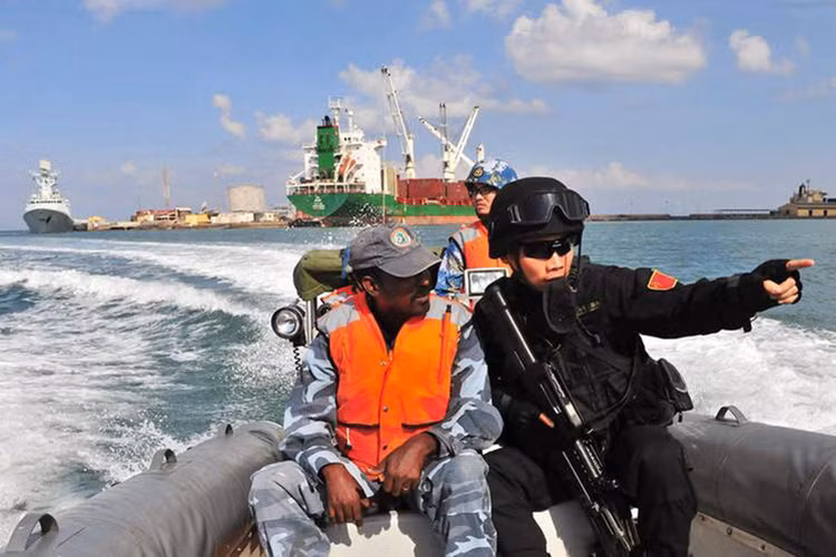 Vị trí địa lý của Djibouti khá đặc biệt tại Châu Phi khi vùng duyên hải của nước này là cửa ngỏ dẫn vào Biển Đỏ và nằm ngay sát Vịnh Aden, xa hơn một chút là Biển Ả Rập. Và không phải tự nhiên mà hải quân nhiều nước trên thế giới chọn Djibouti là nơi triển khai các căn cứ hổ trợ hậu cần liên hợp của mình. Nguồn ảnh: The Sun.