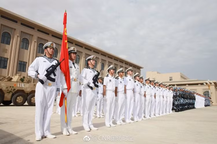 Đại diện của Hải quân Trung Quốc cho biết, căn cứ hải quân Djibouti được bắt đầu xây dựng từ năm 2016 và nó sẽ được sử dụng làm nơi cung cấp nhu yếu phẩm cho biên đội tàu chiến Trung Quốc đang tham gia các hoạt động gìn giữ hòa bình ngoài khơi Yemen và Somalia. Nguồn ảnh: defence-blog.