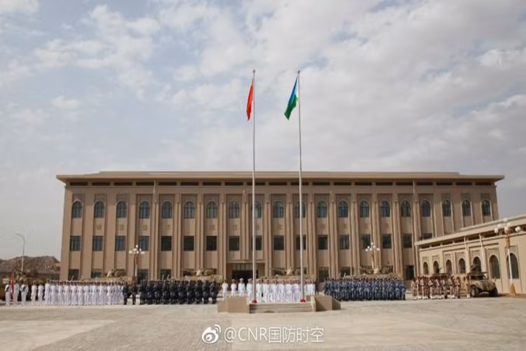 Dù có dân số hơn 900.000 dân và có diện tích chỉ 23.200 km² , nhưng Djibouti lại là một trong những quốc gia có số lượng căn cứ quân sự nước ngoài đồn trú nhiều nhất thế giới, khi ngoài Trungg Quốc còn có Mỹ, Pháp và Nhật Bản cũng đang đóng quân tại đây. Nguồn ảnh: defence-blog.