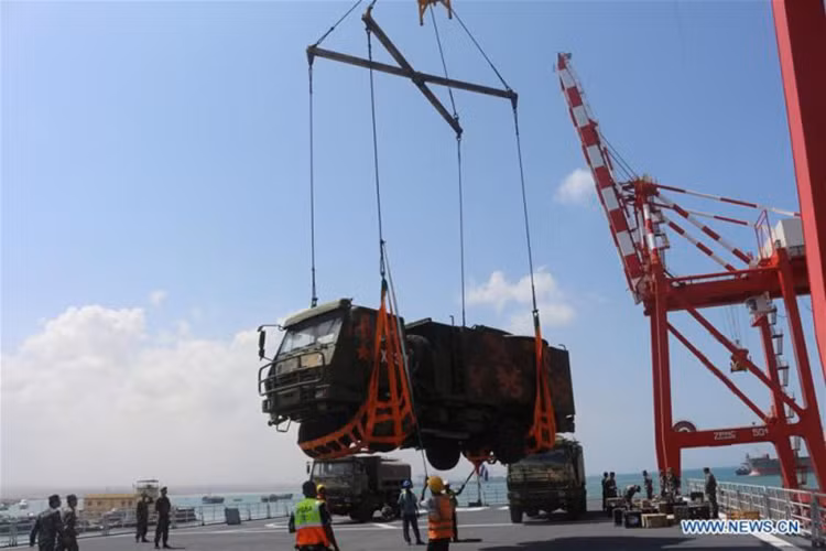 Được biết có khoảng hơn 300 binh sĩ Trung Quốc và Djibouti tham gia duyệt binh trong buổi lễ trên cùng các phương tiện quân sự của Trung Quốc được triển khai tại quốc gia Châu Phi này. Sự kiện trên diễn ra cũng đúng vào lúc kỷ niệm 90 năm thành lập Quân đội Trung Quốc. Nguồn ảnh: defence-blog.