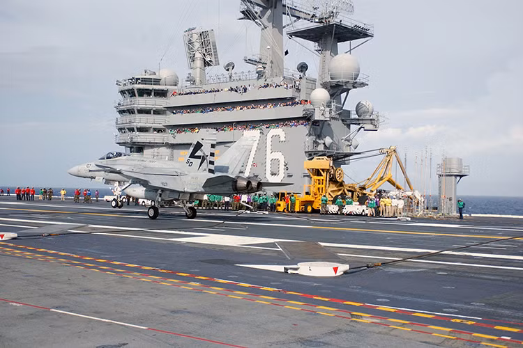 Trái tim của CSG-5 dĩ nhiên là tàu sân bay hạt nhân, với soái hạm là tàu sân bay USS Ronald Reagan (CVN-76) “kẻ răn đe” của Mỹ trong khu vực châu Á – Thái Bình Dương khi nó luôn được cử đến các điểm nóng như là một lời nhắc nhở về sức mạnh quân sự của Mỹ. Nhiều nhất trong số đó vẫn những lần nó xuất hiện tại Bán đảo Triều Tiên, nơi chiến tranh chưa bao giờ kết thúc sau hơn 60 năm. Nguồn ảnh: Wikipedia.