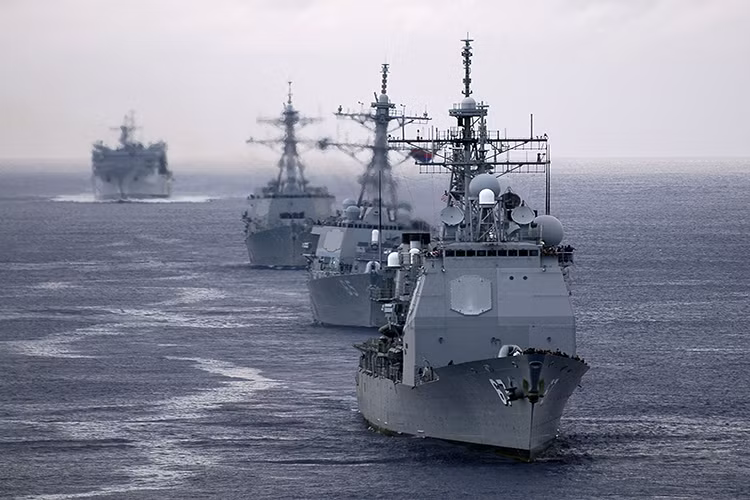 Bên cạnh Arleigh Burke, CSG-5 còn có sự xuất hiện của nhóm ba tàu tuần dương lớp Ticonderoga gồm: USS Antietam (CG-54), USS Chancellorsville (CG-62) và USS Shiloh (CG-67). Trước khi Arleigh Burke xuất hiện Ticonderoga là lớp tàu chiến mạnh nhất của Hải quân Mỹ. Nguồn ảnh: Wikipedia.