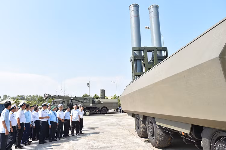 Và với thông tin Việt Nam chính thức sở hữu tên lửa hành trình siêu thanh BrahMos, thì cũng đồng nghĩa với việc chúng ta đã có trong tay bộ đôi tên lửa tấn công siêu thanh mạnh nhất hành tinh gồm P-800 Oniks từ các tổ hợp K-300P và BrahMos. Đây có thể được xem là một cú hích rất lớn cho tiềm lực quốc phòng của Việt Nam vốn đang trong giai đoạn được hiện đại hóa. Nguồn ảnh: VGP News.