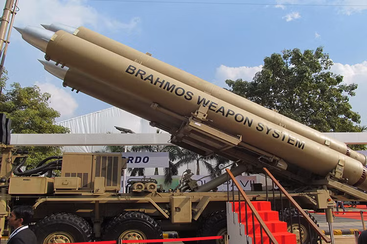 Quay lại với BrahMos, như đã nói ở trên Ấn Độ phát triển dòng tên lửa tấn công này trên đa nền tảng nhằm tăng cường sức mạnh tên lửa của nước này ở các dòng tên lửa tấn công chiến thuật bên cạnh tên lửa tấn công chiến lược. Hiện tại vẫn chưa rõ Việt Nam đang sở hữu biến thể nào của BrahMos nhưng nhiều khả năng sẽ các tổ hợp phóng di động trên mặt đất tương tự như K-300P. Nguồn ảnh: The National Interest.