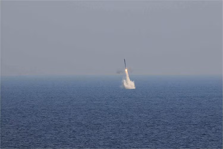 BrahMos đạt tầm bắn từ 290-300km, trần bay tối đa 14.000m, ở pha cuối tiếp cận mục tiêu thì quả đạn hạ xuống độ cao chỉ 3-4m - cực kỳ khó đánh chặn. Trong ảnh là biến thể BrahMos phóng đi từ tàu ngầm, được Ấn Độ thử nghiệm vào năm 2013 từ ống phóng ngầm được đặt dưới mặt nước. Nguồn ảnh: Broadsword.
