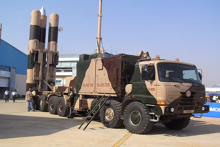 Nếu so sánh với K-300P, Tổ hợp phóng di động của BrahMos có một số ưu điểm nhất định. Một là nó có khả năng mang theo tới ba tên lửa thay vì chỉ hai như K-300P, hai là nó có thể hoạt động một cách độc lập mà không cần kèm theo quá nhiều các tổ hợp điều khiển chỉ huy do đã được tích hợp sẵn lên trên xe phóng. Nguồn ảnh: Akshardhool Digest.