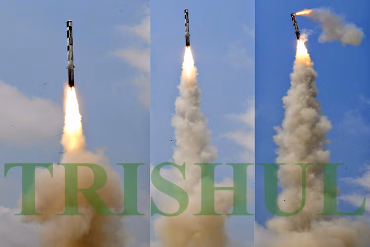 Với động cơ đẩy ramjet, BrahMos có thể bay với tốc độ tối đa từ Mach 2,8 (3.400km/h) tới Mach 3 (3.700km/h hay là 1km/giây). Với tốc độ cực lớn, BrahMos sẽ khiến cho kẻ địch khó lòng có đủ thời gian triển khai các hệ thống hỏa lực đánh chặn gồm pháo bắn nhanh CIWS hay tên lửa phòng không. Nguồn ảnh: WordPress.com.