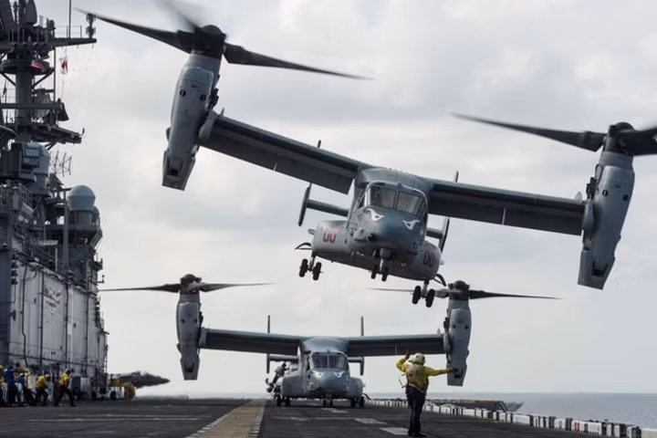 Điểm đặc biệt của V-22 Osprey là nó có động cơ có thể xoay một góc 90 độ để vừa có thể cất cánh thẳng đứng như trực thăng, lại vừa có thể lao đi trên không trung như một máy bay động cơ cánh quạt thông thường. Nguồn ảnh: Pinterest.