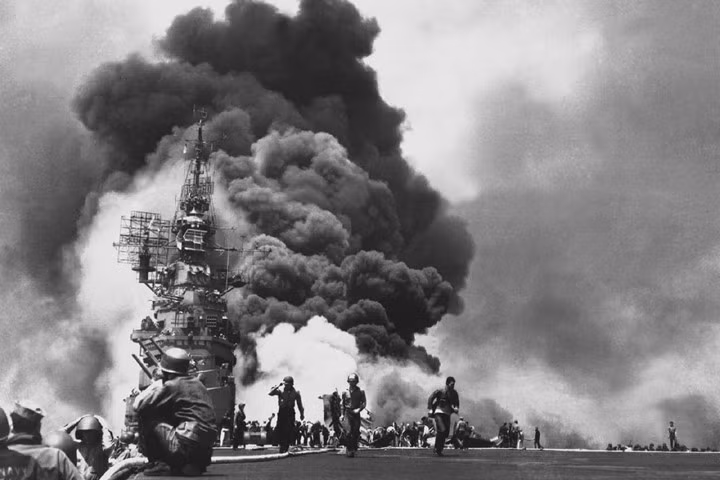 Khói lửa bốc cao từ chiến hạm USS Bunker Hill sau khi bị 2 máy bay cảm tử Thần Phong lao trúng trong 30 giây vào ngày 11/5/1945, khiến 346 thủy thủ chết, 264 người khác bị thương. Nguồn ảnh: AP.