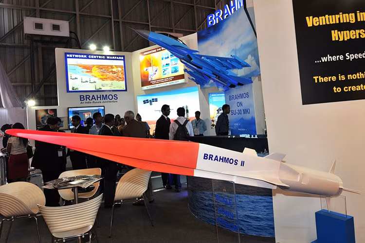 Theo nhiều nguồn tin cho biết, BrahMos 2 cũng sẽ có tới bốn biến thể như BrahMos trên bốn nền tảng phóng, trong đó biến thể trên hạm sẽ đóng vai trò trung tâm hạt nhân cho các khu trục hạm tương lai của Ấn Độ. Và từ đây cho tới khi BrahMos 2 được thử nghiệm thông số kỹ thuật của nó cũng sẽ có nhiều sự thay đổi nhất định. Nguồn ảnh: defence.pk.