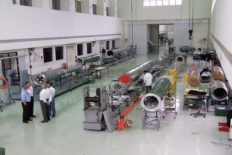 Như đã nói ở trên, bản thân BrahMos 2 cũng có tới hai biến thể chủ yếu khác nhau ở tốc độ hành trình bay gồm Mach 4 và Mach, trong đó Mach 4 chắc chắn sẽ được liên doanh BrahMos thử nghiệm trong năm 2020. Và đây có thể là tiền đề để Nga hoàn thiện luôn cả 3M22 Zircon. Trong ảnh là một cơ sở lắp ráp BrahMos tại Ấn Độ. Nguồn ảnh: Broadsword.