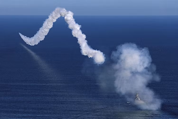Sở dĩ BrahMos hay BrahMos 2 luôn có tầm bắn dưới 300km vì Nga không muốn vướng vào hiệp định kiểm soát công nghệ tên lửa (MTCR) mà nước này đã ký kết. Do đó tầm bắn của dòng tên lửa hành trình siêu âm này có được cải thiện hay không đều phụ thuộc vào quyết tâm của Ấn Độ. Nhiều khả năng này điều này sẽ được thực hiện trên BrahMos 2. Nguồn ảnh: bharat-rakshak.