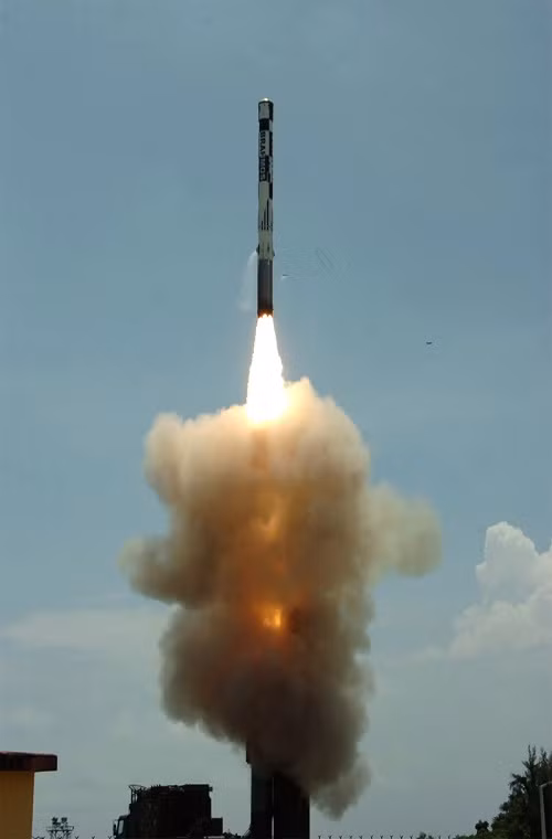 Với hệ thống động cơ đẩy tiên tiến BrahMos có thể thực hiện hành trình với vận tốc tối đa lên đến Mach 2.8 (3.400km/h) hoặc cực đại là Mach 3 (3.700km/h) với tốc độ trên BrahMos gần như không thể bị đánh chặn bởi các hệ thống phòng không thông thường. Tầm bắn hiệu của BrahMos có thể đạt 450km hoặc 600km với biến thể cải tiến và sai số của nó so với mục chỉ tầm 1m. Nguồn ảnh: defence.pk.