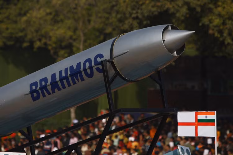 Tại Diễn đàn quân sự quốc tế Army-2017, một đại diện của liên doanh BrahMos cho biết, trong tương lai gần biến thể nâng cấp của tên lửa hành trinh siêu thanh BrahMos là BrahMos 2 sẽ có tốc độ hành trình bay nhanh gấp 7 vận tốc âm thanh (Mach 7) biến nó thành một siêu vũ khí siêu siêu thanh sở hữu sức mạnh vượt xa người tiền nhiệm của mình. Nguồn ảnh: Defense News.
