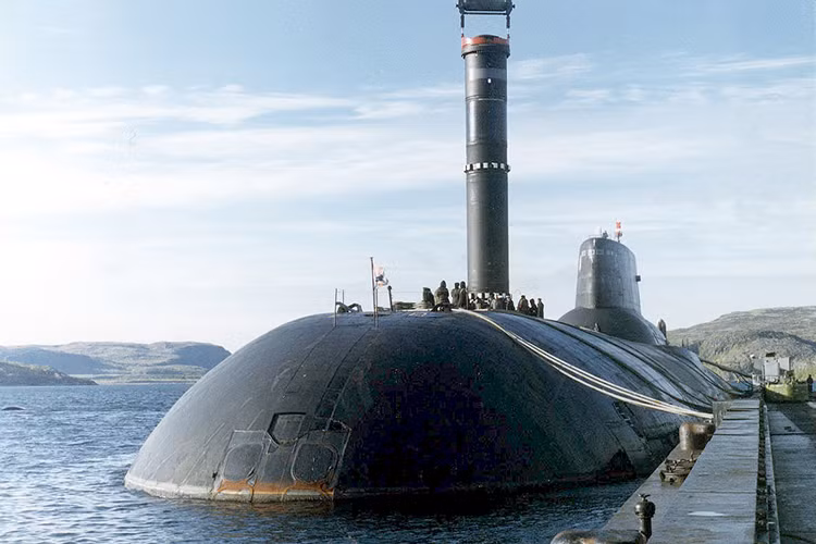 Ngày nay, Akula hay cụ thể hơn là Dmitry Donskoy được sử dụng như một phòng thí nghiệm nổi trên biển của Hải quân Nga. Nó được sử dụng để thử nghiệm khởi động RSM-56 (Bulava) tên lửa đạn đạo liên lục địa thế hệ mới của Nga vốn sẽ sớm trở thành “mũi tên” mới trong bộ ba lực lượng răn đe hạt nhân của Moscow trong tương lai gần. Nguồn ảnh: amdn.news.