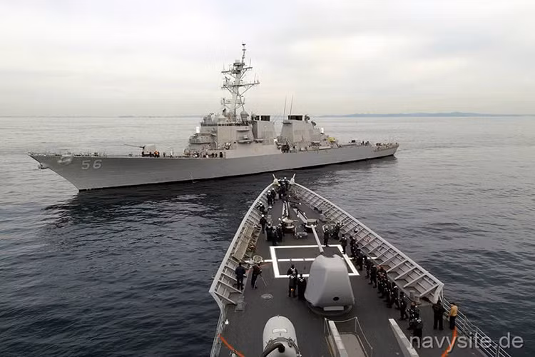 Cả USS John S. McCain và USS Fitzgerald đều là các tàu chiến thuộc lớp tàu khu trục Arleigh Burke tiên tiến nhất của Hải quân Mỹ, được ví như xương sống của lực lượng tàu chiến mặt nước của nước này. Tuy nhiên với hai vụ va chạm xảy ra liên tục gần đây không rõ Hải quân Mỹ sẽ giấu mặt đi đâu, khi các chiến hạm của họ không thể nhận dạng được các tàu hàng dân sự từ xa. Nguồn ảnh: Unofficial US Navy.
