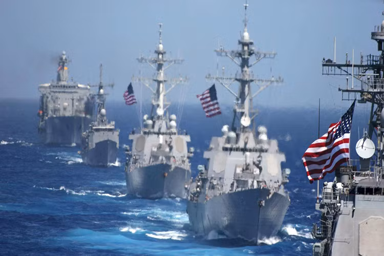 Với trang bị trên USS John S.McCain hoàn toàn có thể đơn thương độc mã đối đầu với một loạt mối đe dọa từ trên biển, trên không cho đến cả tấn công mặt đất. Nhưng giờ đây nó lại bị một tàu hàng không được vũ trang hạ gục chỉ bằng một cú đâm trực tiếp. Nguồn ảnh: USA Newsflash.