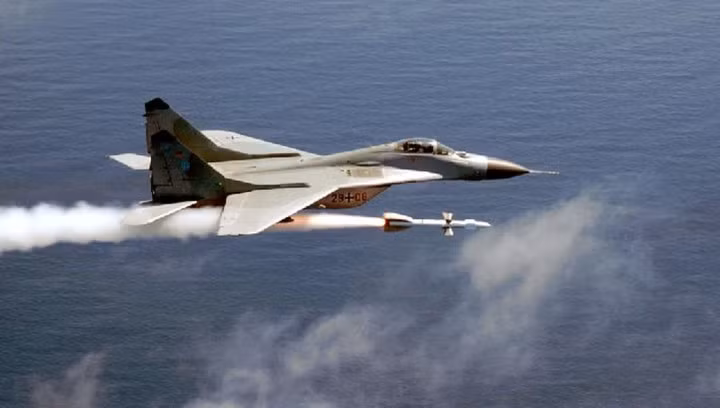 Để tiêu diệt mục tiêu trên bộ và trên không, MiG-29 được trang bị tên lửa không đối không và không đối đất Kh25 và Kh29 và các loại rocket S-8 và S-24....
