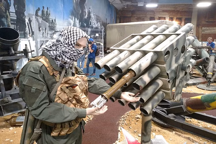 Có thể nói chiến trường Syria là nơi các loại vũ khí tự tạo phát huy tác dụng nhiều nhất trong tác chiến đô thị, mọi thứ đều có thể được sử dụng để chế tạo vũ khí điển hình mẫu rocket phóng loạt tự tạo trong hình. Nguồn ảnh: TASS.