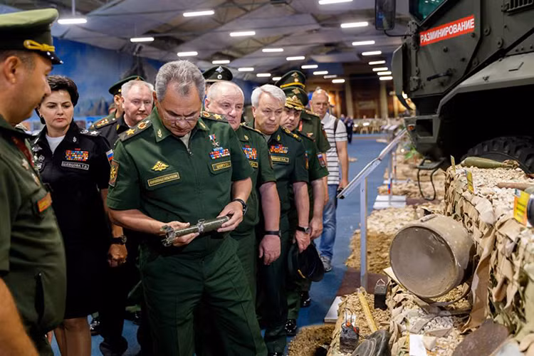 Theo Tass, tại Diễn đàn quân sự quốc tế Army-2017 Bộ Quốc phòng Nga đã cho mở một gian trưng bày khá đặc biệt giới thiệu các chiến lợi phẩm mà nước này có được sau 2 năm tham chiến Syria. Tất nhiên các chiến lợi phẩm này đều hoàn toàn vô giá trị đối với Nga nhưng nó lại là minh chứng cho chiến thắng của Moscow trong cuộc chiến chống phiến quân IS và các nhóm khủng bố cực đoan tại Syria. Nguồn ảnh: Bộ Quốc phòng Nga.