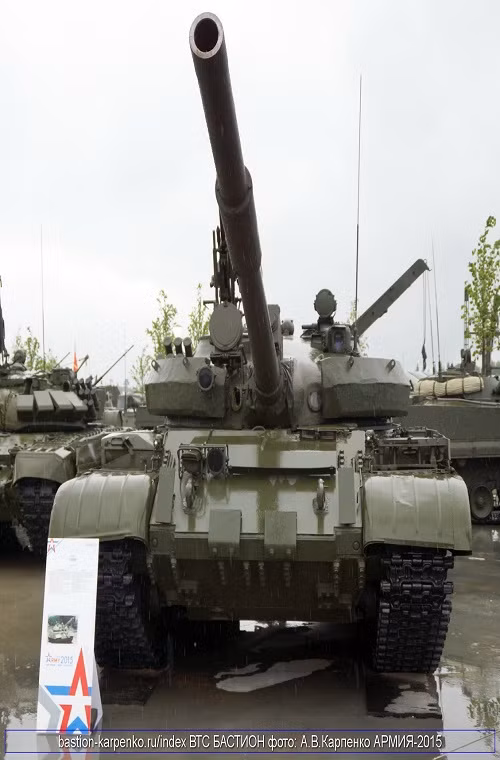 Vũ khí chủ lực của T-62M vẫn là pháo nòng trơn U-5TS 115mm với bọng hút khói ở 2/3 thân nòng, tốc độ bắn trung bình 4 phát/phút. Pháo được nâng cấp hệ thống ngắm bắn với hệ thống điều khiển hỏa lực Volna gồm thiết bị đo xa laser KTD-2 lắp trên thân súng chính; bổ sung máy tính đường đạn BV-62; hệ thống ổn định hai trục Meteor-M1, kính ngắm cho pháo thủ TShSM-41U... Nguồn ảnh: bastion-opk.