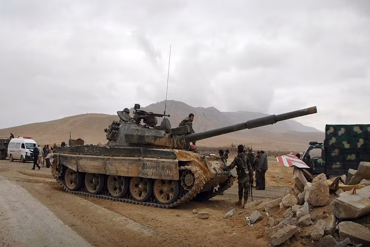 Ngay khi được biên chế xe tăng T-62M nhanh chóng xuất chiến cùng các đơn vị chủ lực của SAA trên khắp các mặt trận trọng điểm như Palmyra, Homs và vùng sa mạc trung tâm Syria. Bên cạnh đó là các dòng xe tăng chiến đấu chủ lực khác của SAA như T-90A và cả T-72B3. Nguồn ảnh: defence.ru.