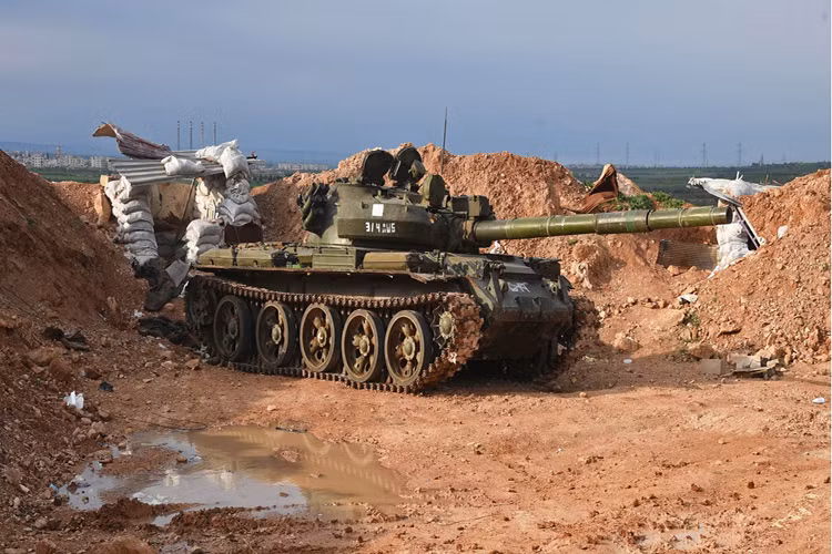 Nhìn chung có thiết kế lỗi thời hơn nhiều so với T-90A và T-72B3 nhưng T-62M lại tỏ ra được việc hơn trên chiến trường, với sức mạnh hỏa lực tương đương và hệ thống phòng vệ vừa đủ dùng trên chiến trường sa mạc. Nguồn ảnh: Defence.Ru.
