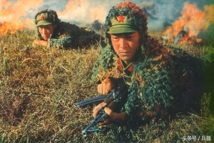 Về thiết kế của Type 56 hay các biến thể của nó, vẫn mang những nét đặc trưng của dòng AK-47 nhưng được sửa đổi để phù hợp hơn với yêu cầu chiến đấu của binh sĩ Trung Quốc. Và một trong số đó chính là lưỡi lê được gắn cố lên súng thay thì sử dụng kiểu lưỡi lê rời như AK-47. Nguồn ảnh: pstatp.com.