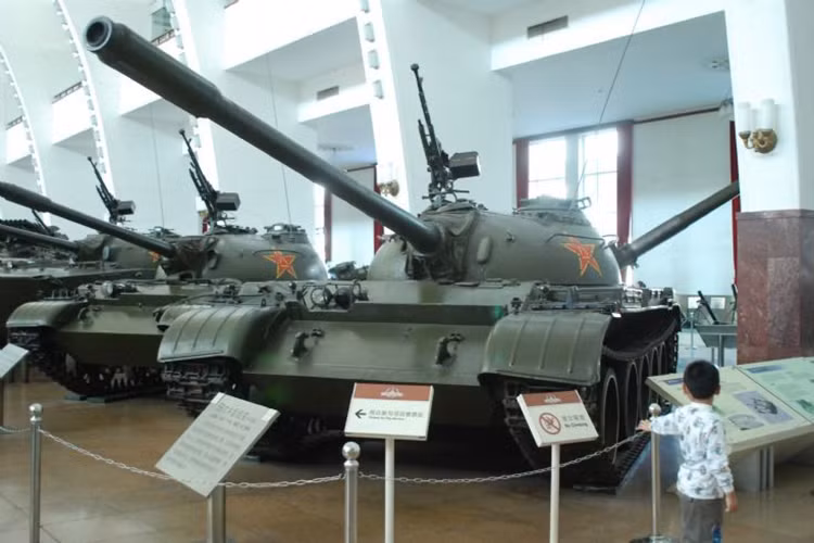 Nếu Type 56 thống trị thị trường vũ khí cá nhân bộ binh, thì Type 59 lại là mẫu xe tăng bán chạy nhất của Trung Quốc trên thị trường xe tăng thế giới và càng ngã ngửa hơn khi nó là biến thể sao chép của dòng xe tăng chiến đấu chủ lực T-54/55 của Liên Xô. Với một kịch bản tương tự như Type 56. Nguồn ảnh: military-vehicle.