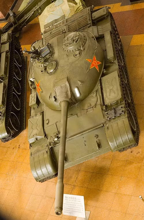 Xe tăng Type 59 của Trung Quốc cũng có trọng lượng tối đa khoảng 36 tấn như T-54/55, nó cũng được trang bị một pháo chính 100mm và hệ thống động cơ diesel 520 mã lực. Và tất cả các bộ phận cấu thành nên Type 59 đều được Trung Quốc nội địa hóa hoàn toàn, thậm chí họ còn cải tiến Type 59 để trở nên tốt hơn so với phiên bản gốc. Nguồn ảnh: Wikipedia.