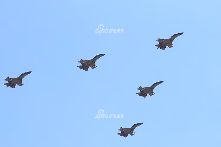 Sau J-20 là các biến thể của dòng tiêm kích đa năng J-11 cũng do Trung Quốc tự sản xuất, ngoài các biến thể dành cho không quân J-11 còn có cả các biến thể tiêm kích trên hạm cho hải quân. Nguồn ảnh: Sina.