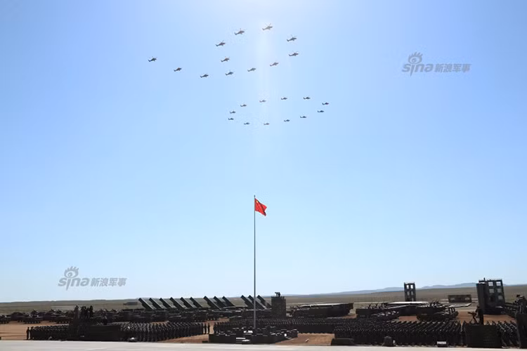Lễ duyệt binh trên diễn ra trong bối cảnh tình hình bất ổn ở biên giới Trung-Ấn ngày càng diễn ra phức tạp, và nó có thể được xem như là một thông điệp mà Bắc Kinh muốn gửi tới New Delhi về sức mạnh quân sự của nước này. Và trên thực tế Ấn Độ chưa bao giờ có đủ tiềm lực quân sự để có thể đối đầu Trung Quốc trong một cuộc chiến tranh tổng lực. Trong ảnh đội hình trực thăng vũ trang Trung Quốc xếp thành số 90 tượng trưng cho 90 năm thành của Quân đội Trung Quốc. Nguồn ảnh: Sina.