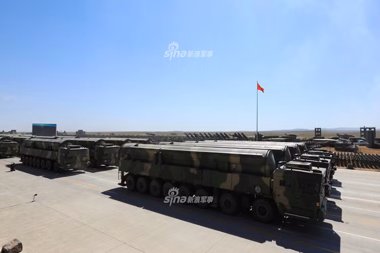 Và theo kế hoạch của Quân đội Trung Quốc trong tương lai gần nước này sẽ duy trì ít nhất 84 quân đoàn hỗn hợp và từng bước trở thành lực lượng vũ trang lớn nhất thế giới. Trong ảnh là tên lửa đạn đạo chiến lược DF-31 của lực lượng tên lửa chiến lược Trung Quốc, nó có tầm bắn tối đa có thể lên đến hơn 11.000km với khả năng mang theo từ 3-5 đầu đạn hạt nhân. Nguồn ảnh: Sina.