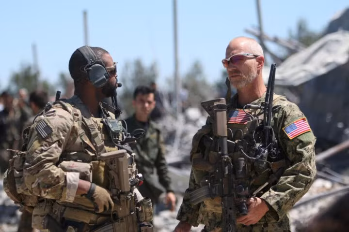 Binh sĩ Mỹ tại tổng hành dinh Các đơn vị Tự vệ Nhân dân người Kurd (YPG) sau khi nơi này trúng phải hỏa lực máy bay Thổ Nhĩ Kỳ. Nguồn ảnh: Reuter.