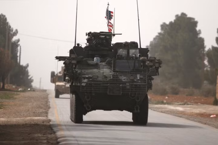 Xe lục quân Mỹ lao về phía bắc thành phố Manbij ở tỉnh Aleppo vào tháng 3/2017. Nguồn ảnh: Reuter.