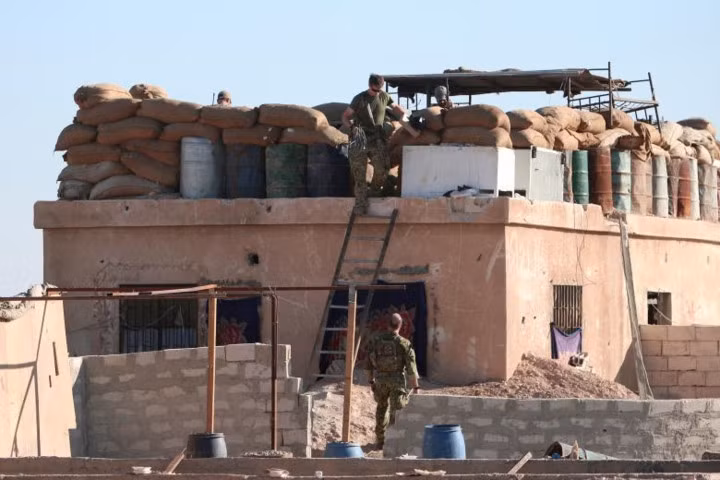 Một binh sĩ Mỹ từ ụ công sự bước xuống thang. Nơi này nằm về phía bắc thành phố Raqqa. Nguồn ảnh: Reuter.