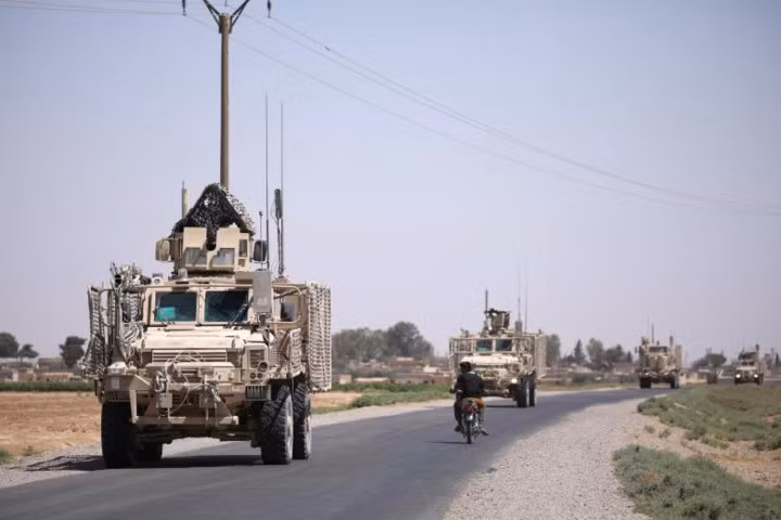 Đoàn xe quân sự Mỹ xuất hiện tại khu vực tỉnh Raqqa, nơi đặt đại bản doanh của tổ chức khủng bố Nhà nước Hồi giáo IS. Nguồn ảnh: Reuter.