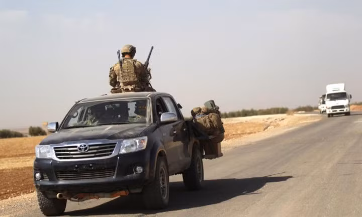 Xe lính Mỹ đi trên con đường nối thị trấn al-Rai với thành phố Azaz ở vùng nông thôn của Aleppo, Syria. Nguồn ảnh: Reuter.
