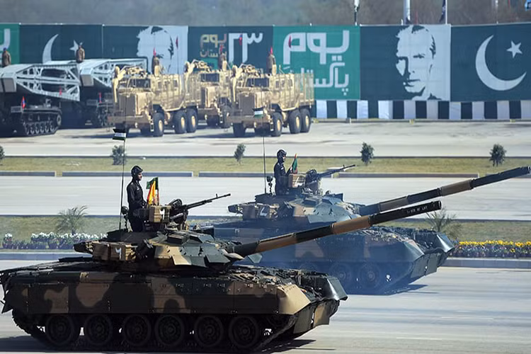 Tuy nhiên ngoài việc sở hữu vũ khí hạt nhân, thì sức mạnh quân sự của Pakistan lại thua kém rất nhiều so với Ấn Độ. Chỉ tính riêng xe tăng, Pakistan chỉ được trang bị khoảng 2.000 đơn vị và khoảng 2.500 đơn vị xe bọc thép tất cả đều đã lỗi thời, trong số đó nổi bật nhất chỉ có xe tăng chiến đấu chủ lực T-80UD mà nước này mua của Ukraine. Nguồn ảnh: Dawn.