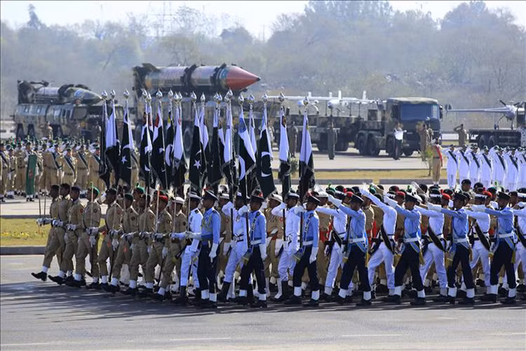 Dù vậy, cũng không phải là không có khả năng Pakistan sẽ hợp tác với Trung Quốc mở một mặt trận mới ở Kashmir nếu Trung-Ấn nổ ra xung đột ở biên giới, để tiến tới dứt điểm hoàn toàn vấn đề tranh chấp biên giới Trung-Ấn khi đẩy Ấn Độ ra khỏi các vị trí mà nước này đóng chốt hiện tại trên toàn tuyến. Vậy tiềm lực quân sự của Pakistan mạnh tới đâu để có thể thực hiện kế hoạch này với Trung Quốc... Nguồn ảnh: kitaab.com.pk.