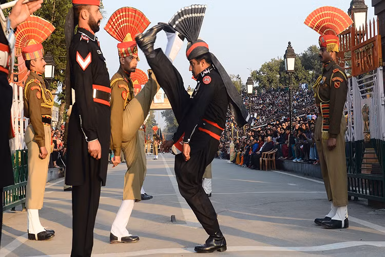 Trong quá khứ, Ấn Độ và Pakistan cũng từng xảy ra chiến tranh và xung đột biên giới trong suốt nhiều thập kỷ từ năm 1947 cho đến tận 1999 và chưa bao giờ có dấu hiệu hạ nhiệt. Tuy nhiên mối quan hệ của quốc gia này không đến nổi bế tắc như Trung-Ấn, bởi họ trước đây từng là một thể thống nhất trong cùng một quốc gia cho đến năm 1947. Nguồn ảnh: Weekly News.