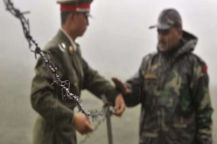Với cái “nóng” ở biên giới Trung Quốc - Ấn Độ chưa có dấu hiệu hạ nhiệt trong suốt nhiều tháng qua, khiến người ta đặt ra câu hỏi liệu cái “nóng” đó có thể bùng phát thành một ngọn lửa lớn ở Nam Á, kéo các nước trong khu vực vào vòng xoáy chiến tranh mới. Khi mà Nam Á có tới ba quốc gia sở hữu vũ khí hạt nhân. Nguồn ảnh: Quartz.