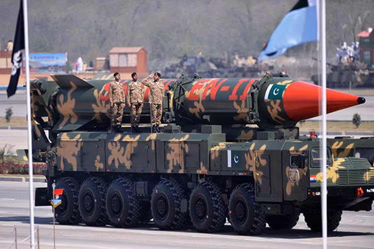 Mặt dù chưa bao giờ công khai, nhưng ai cũng biết rằng Pakistan đã sở hữu vũ khí hạt nhân và có thể đã tích hợp được chúng lên trên các đầu đạn tên lửa của mình. Dĩ nhiên hổ trợ cho Pakistan sở hữu vũ khí hủy diệt hàng loạt này không ai khác ngoài Mỹ trong giai đoạn từ năm 1990 đến 2000. Nguồn ảnh: news.allinfo.kz.