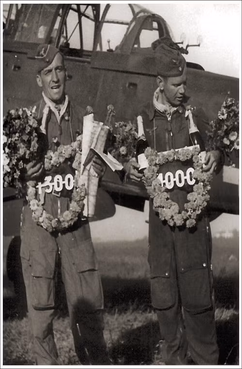 Chỉ hai năm sau đó vào năm 1943, Hans-Ulrich Rudel đã hoàn thành phi vụ thứ 1000 của mình và ông cũng chính là một trong những phi công đầu tiên của Đức lái thử phiên bản máy bay chiến đấu Stuka với trang bị hai khẩu pháo tự động 37mm gắn dưới cánh. Trong ảnh là Hans-Ulrich Rudel với lễ kỷ niệm phi vụ 1.300. Nguồn ảnh: Pinterest.