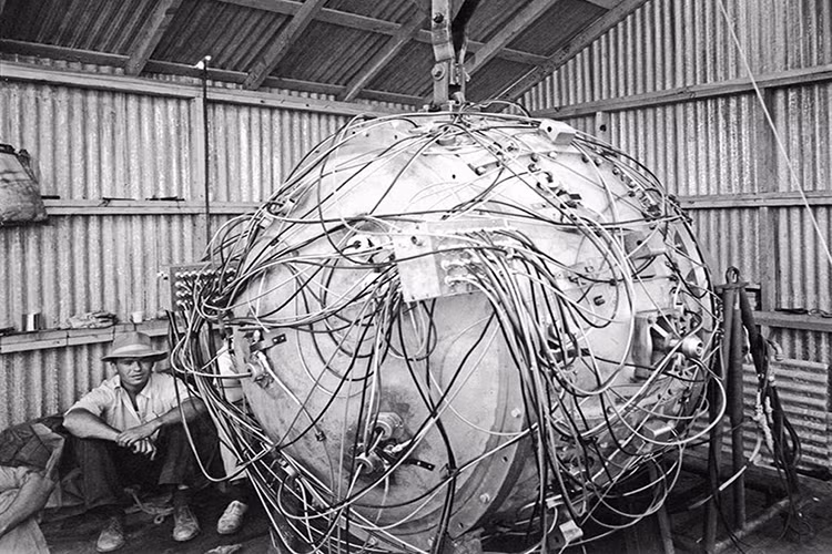 Đối tượng chính của vụ thử Trinity là một thiết bị plutonium nổ sập (implosion) có biệt danh không chính thức "The Gadget" (như trong hình), nó có thiết kế tương tự như quả bom Fat Man sau này được Mỹ thả xuống thành phố Nagasaki, Nhật Bản vào ngày 9/8/1945. Với thiết kế hình cầu đặc trưng. Nguồn ảnh: Business Insider.