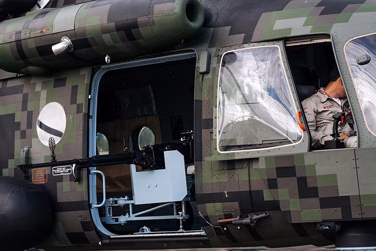Trên Mi-171Sh-VN nó được trang bị tới bốn khẩu súng máy hạng nặng 12.7mm Kord với hai khẩu ở hai bên thân, một khẩu khác ở cửa ra vào chính và một ở cửa đuôi sau thân máy bay. Tầm bắn của Kord có thể lên đến 2.000m với tốc độ bắn khoảng 650 viên/phút. Nguồn ảnh: Twitter.